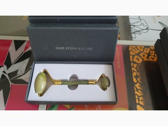 Jade Roller Grön i present ask Jade Roller Grön i present ask