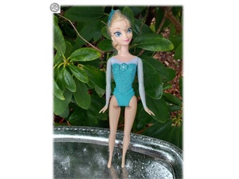 Mattel Elsa Frost Barbie docka på batterier märkt 2014 Fint skick