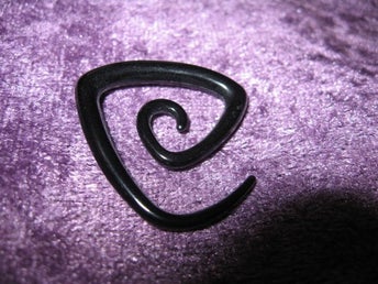 TÖJNING SPIRAL KANTIG 4 MM SVART (ACRYL)