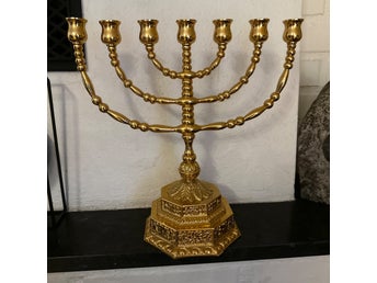 Menorah premiumexemplar i 24-karat guld & solid mässing. Bolling AB Gränna.