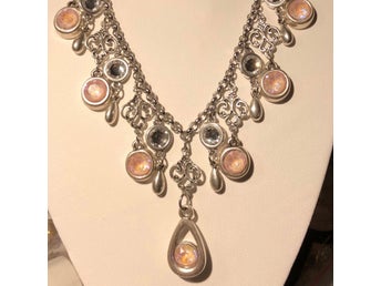 Romantiskt halsband med rosa Swarovskikristaller