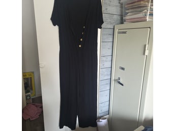 Svart jumpsuit, storlek S