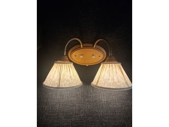 Retro vägglampa Vigan Swing – dubbel svanhals mässing, trä & mönstrade skärmar