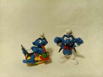 Två Schleich Smurf-figurer – Semester och Vampyr