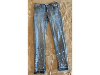 1 par jeans stl 158 med pärlor på benet