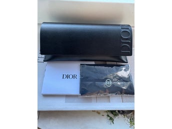 Dior glasögonfodral med putsduk och instruktionsbok