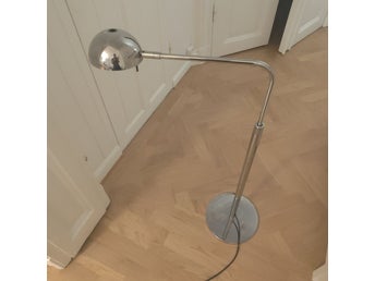 Golvlampa i krom med justerbar arm
