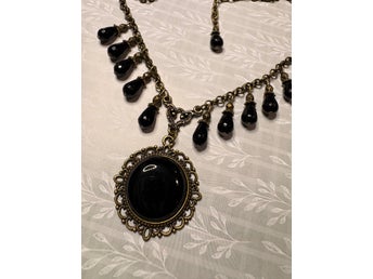 Halsband i viktoriansk stil med svart cabochon i