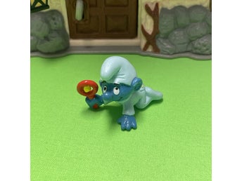 Smurf som bebis i blått kryper med skallra…..toppskick… lågt utrop…