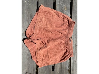 H&M terrakotta shorts, storlek 140