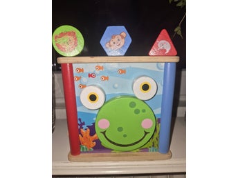 Playtive Aktivitetskub i trä med formsorterare och klocka!