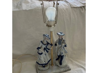 Bordslampa med porslinsfigurer