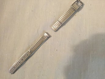 Klockarmband -50talet.Silver vinyl.18cm.Klockbredd:11mm.Oanvänt fr äld uraff