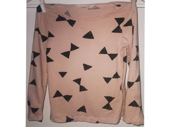 Kanonfin söt beige tröja/topp med svarta rosetter storlek 98/104