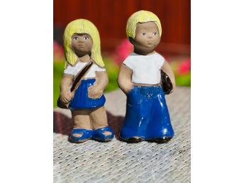 Keramikfigurer, pojke och flicka