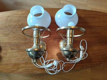 Vintage Ikea Vägglampor i mässing med vita glaskupor
