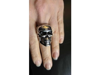 Döskallering Stl 18 ca silvrig ring med döskalle Goth Metal Punk Halloween