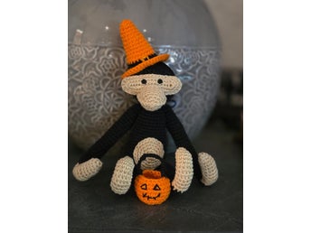 Virkad apa, julklapp ,halloweenhatt + korg, gåva, inredningsdetalj, bomullsgarn.
