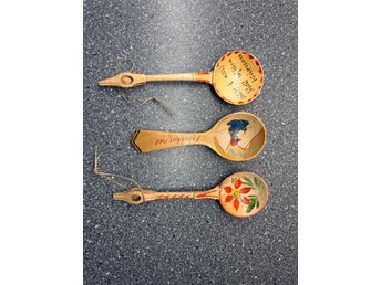 Set med 3 vintage svenska träskedar – handgjord folkkonst (Allmoge)