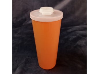 Orange Tupperware retro bägare 5dl med drickpip i locket