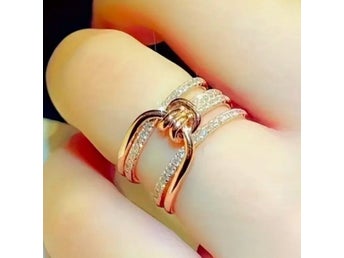 Ny ring i 18K Guld plätering Hög kvalitet Cubic Zirkon stenar ring str. 19mm