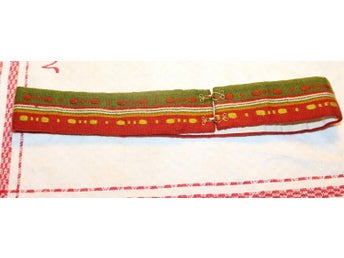 VÄVT BAND TILL FOLKDRÄKT. MED FINA DETALJER