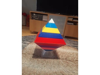 Färgstark Stapelleksak i Pyramidform
