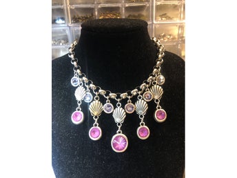 Spektakulärt vackert halsband med snäckor och rosa/lila Swarovskikristaller