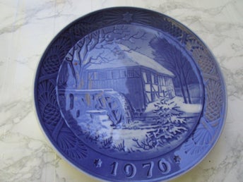 Mycket fin och stämningsfull jultallrik från Royal Copenhagen, 1976 - Nyskick!