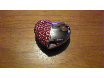 USB minne rött hjärta halsband