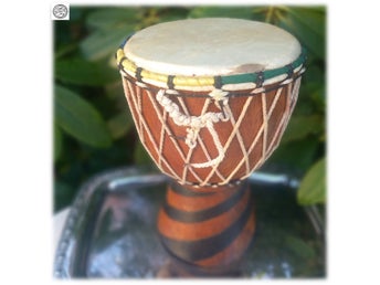 Äkta afrikansk handgjord större Djembe trumma av getskinn och trä Fint skick