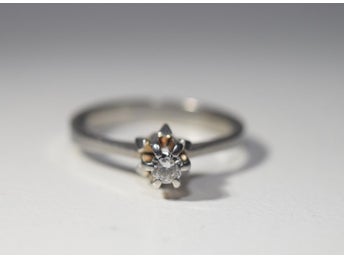 1 solitär 0,08ct 18k 2,7 gr Ø 16 mm
