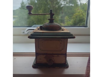 Gammal kaffekvarn Eskilstuna retro vintage – Grön & krämvit plåtkvarn patina