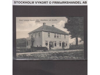 Lödöse - Ernst Larssons Järn, Manufaktur och Skoaffär, Bensinpump med bil