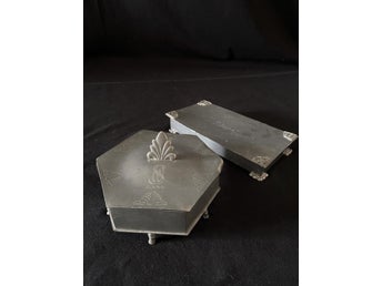 2 st tennskrin från -50talet.Graverade.18X3X9 cm och 13X13 cm. Fr äld guldsmedsa