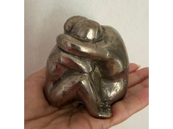 Modern skulptur i omfamning 70 tal