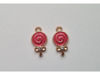 2 st berlocker, charms - Klubbor (cerisefärgade)