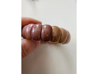 Armband av rhodonit natursten