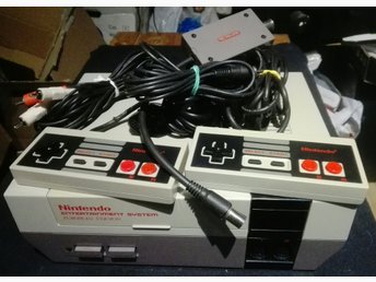 Nintendo 8-bit Konsol - Basenhet med 2 handkontroller