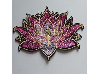 1st Broderat Tygmärke rosa lotus