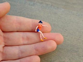 Miniatyr Abseilande Kvinna. Skala 1:64. Figur.