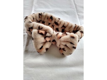Hårband fluffigt one size. Oanvänt
