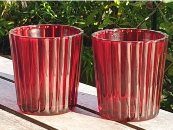 Två retro röda ljuslyktor av glas höjd 6cm