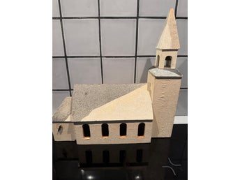 Gammal kyrka som spelar . Många år på nacken