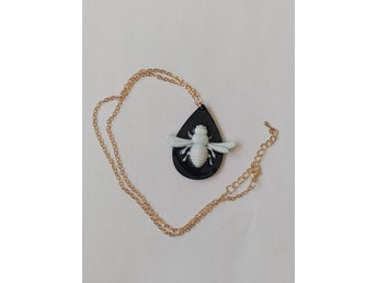 Halsband med insekt ~resin/humla/trend/sommar~