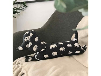 Dörrstopp tax dachshund i tyg från Svenskt Tenn, mönster Elefant