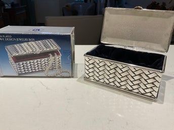 Godinger Silver Art Co. smyckeskrin med flätad design i silverpläterad metall.