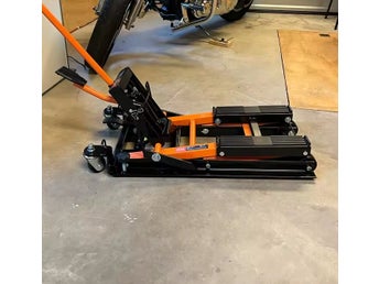 1500 lb 120-385mm hydraulisk lyftplattform för motorcykel i stål, fotmanövrerad