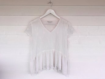 ONLY PIGALLE topp blus v-ringad volang spets skir peplum, storlek 40