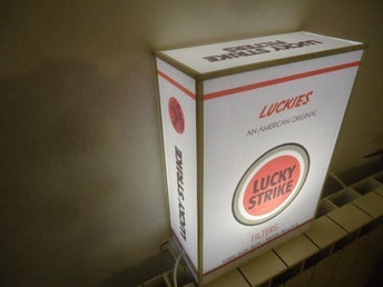 Lucky Strike upplyst reklam. boxlampa.